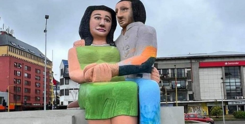 Sentados Frente Al Mar - 2022