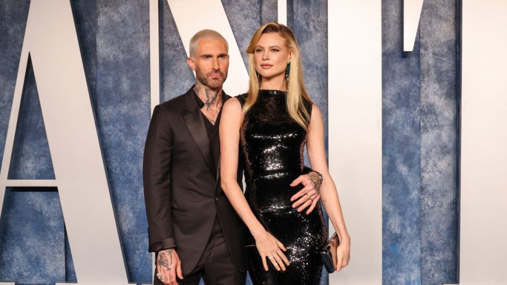 Adam Levine esposa