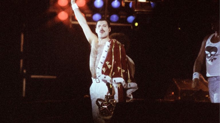 Corona y capa de Freddie Mercury en subasta
