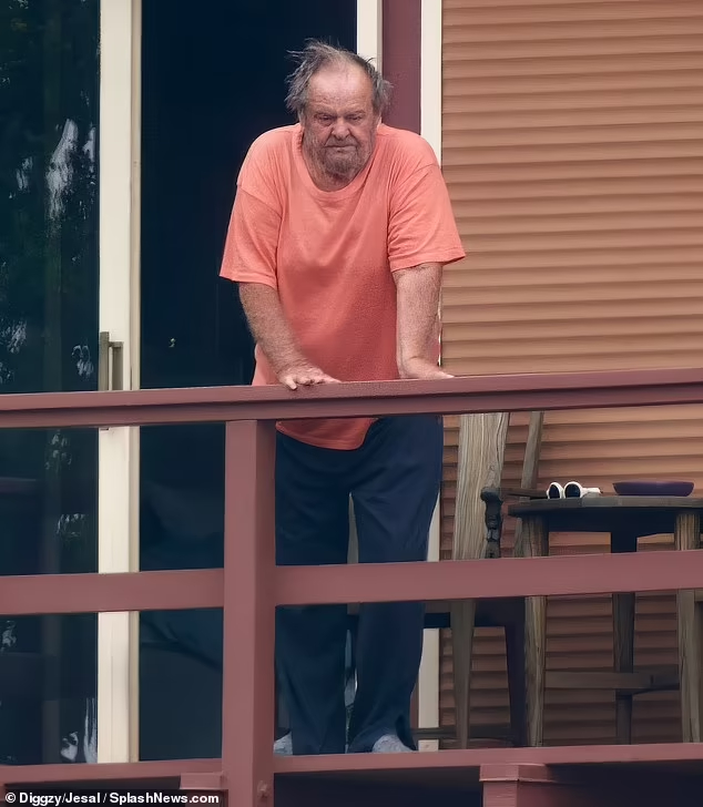 Jack Nicholson de pie en su balcón (Daily Mail)