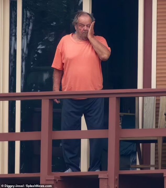 Jack Nicholson frotándose la cara en su balcón (Daily Mail)