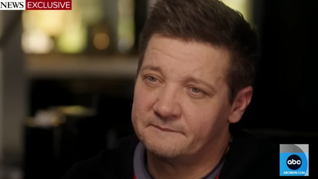 Jeremy Renner emocionado hablando del accidente