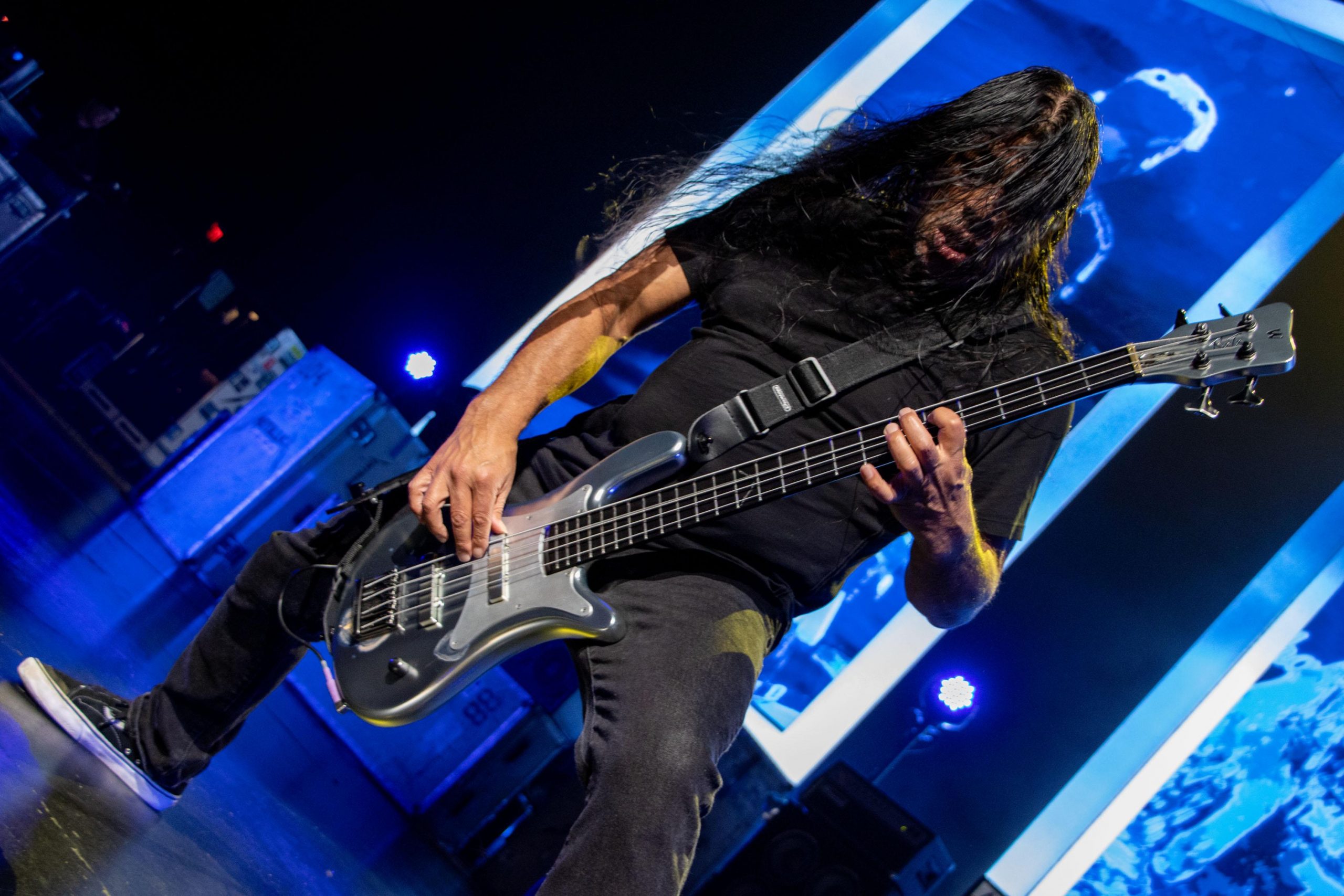 Robert Trujillo actuando con Metallica. Foto por: Jeff Yeager
