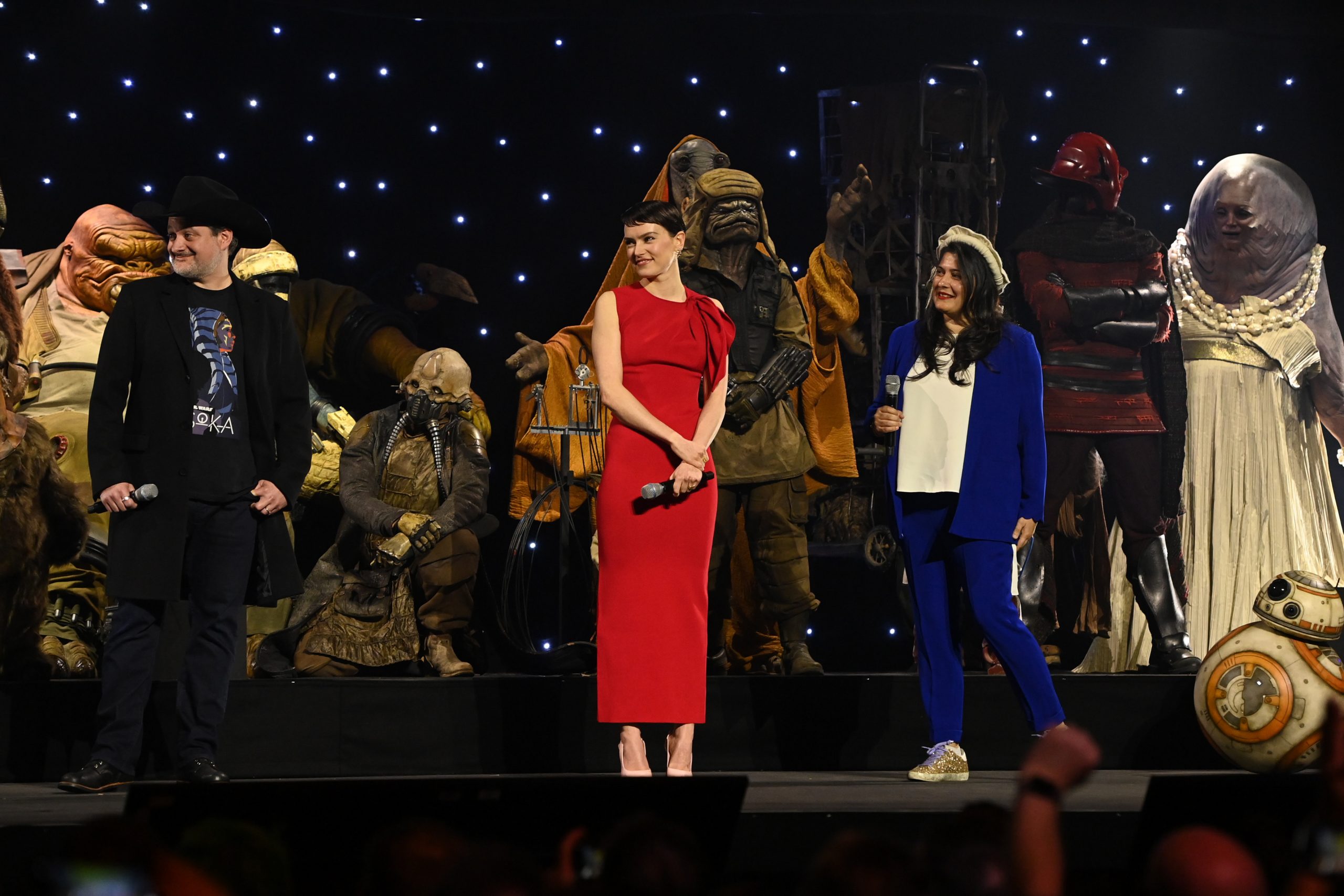 Dave Filoni, Daisy Ridley y Sharmeen Obaid-Chinoy en el escenario durante el panel de estudio en Star Wars Celebration 2023 (Foto de Kate Green/Getty Images para Disney)