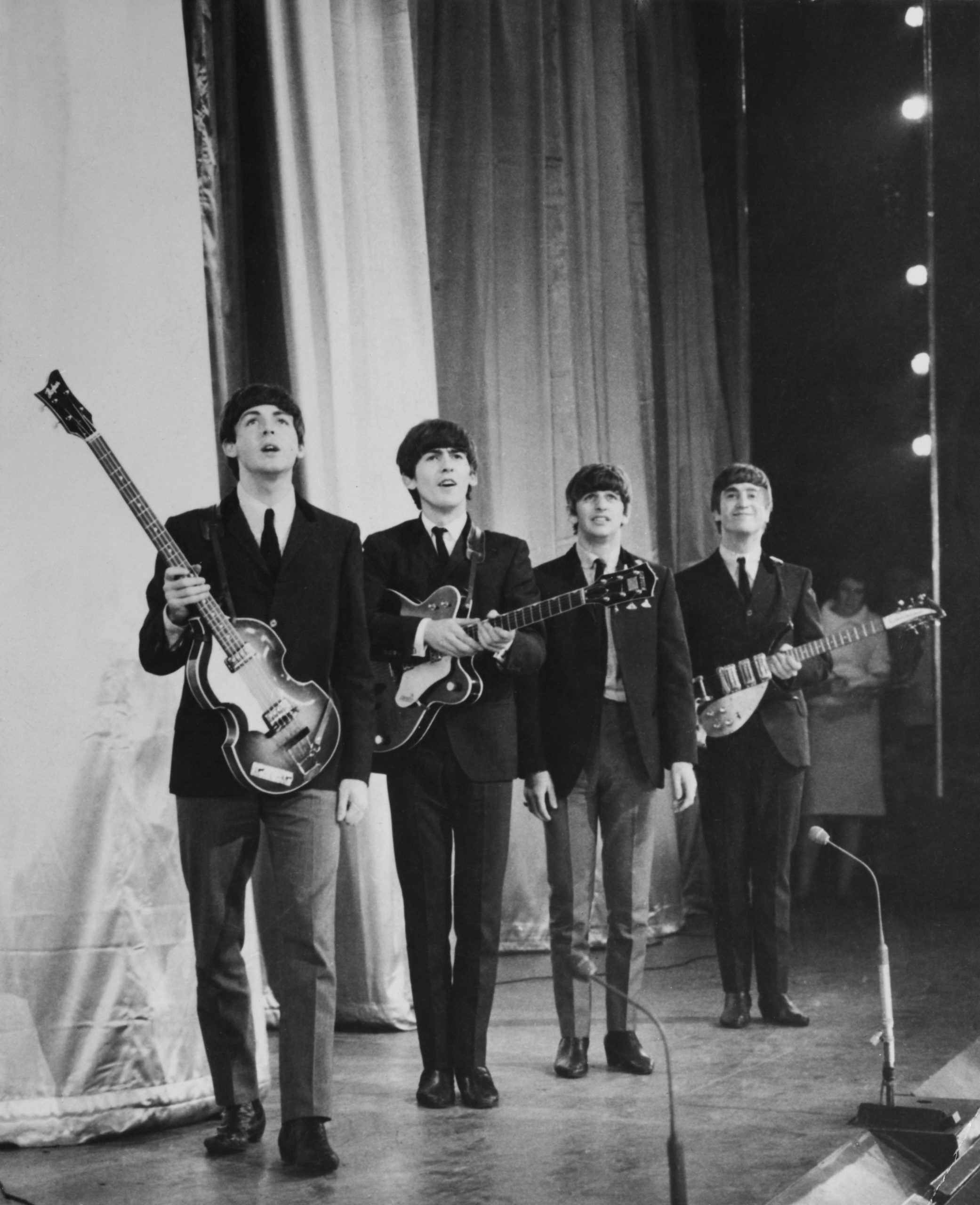 The Beatles hace una reverencia en el escenario después de actuar en el Royal Command Performance en el Prince of Wales Theatre. (Foto de Fox Photos/Getty Images)