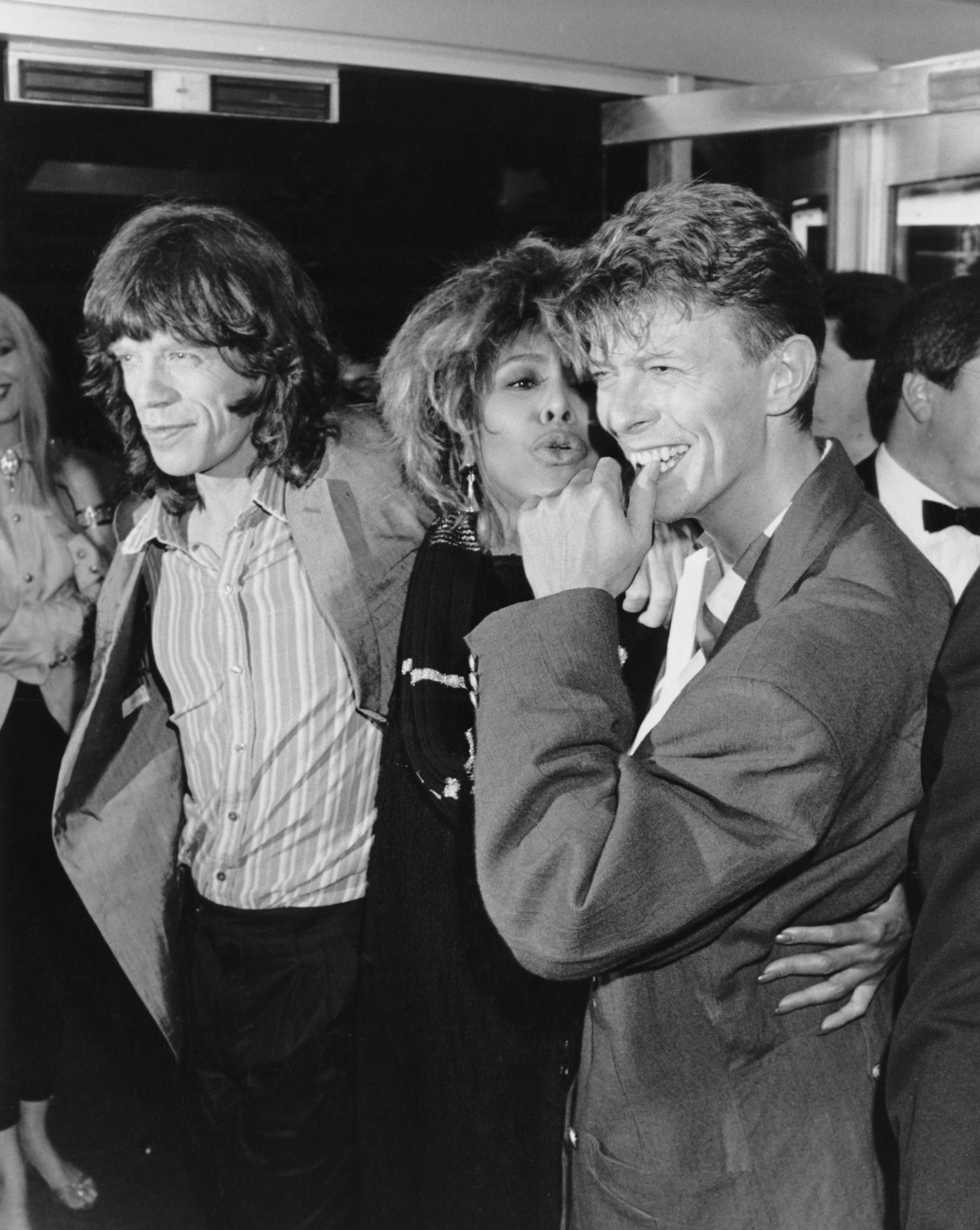 Mick Jagger, Tina Turner y David Bowie en 1986. (Foto de Dave Hogan/Getty Images)