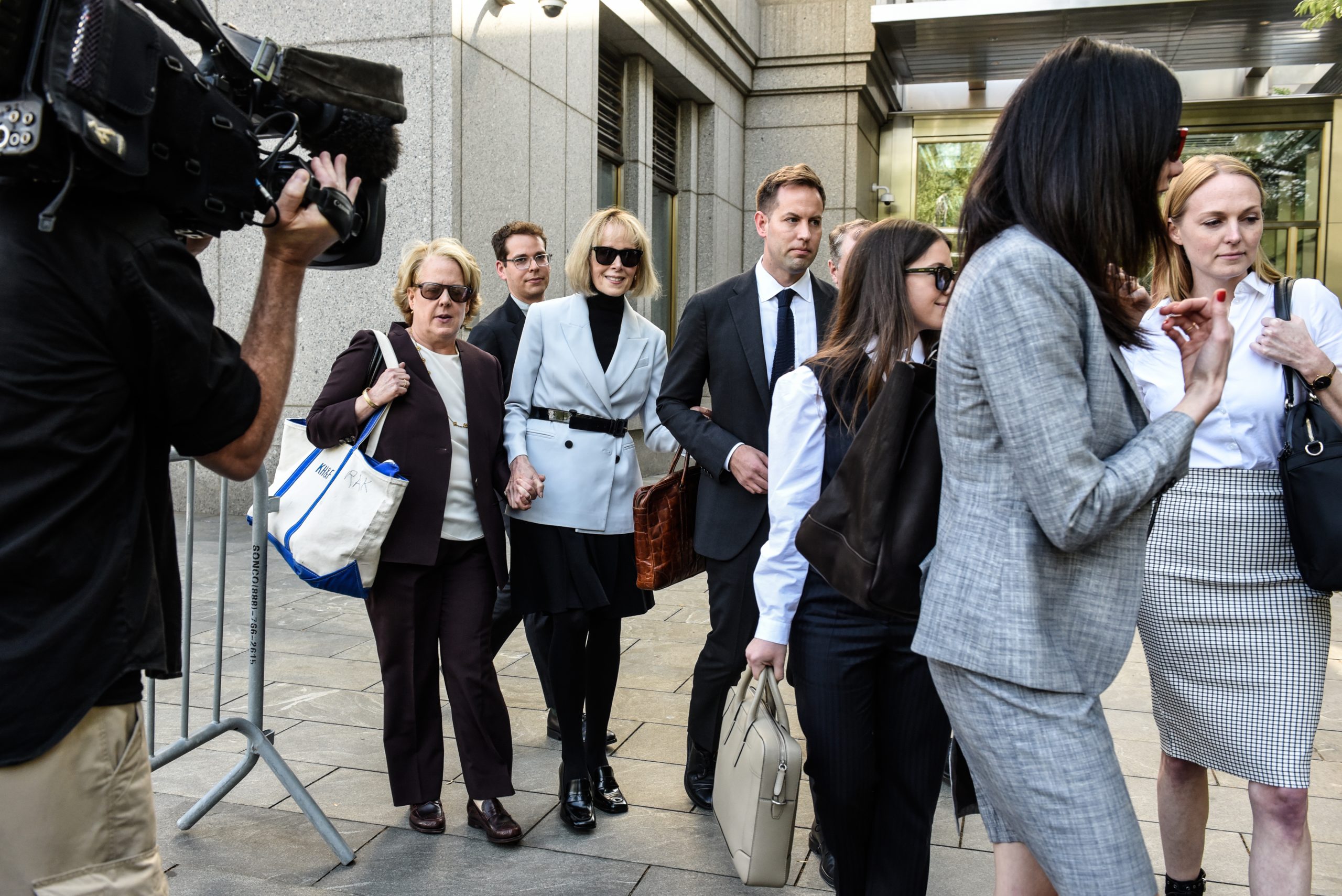 E. Jean Carroll (3L) se va después de su juicio en el Tribunal Federal de Manhattan. (Foto de Stephanie Keith/Getty Images)