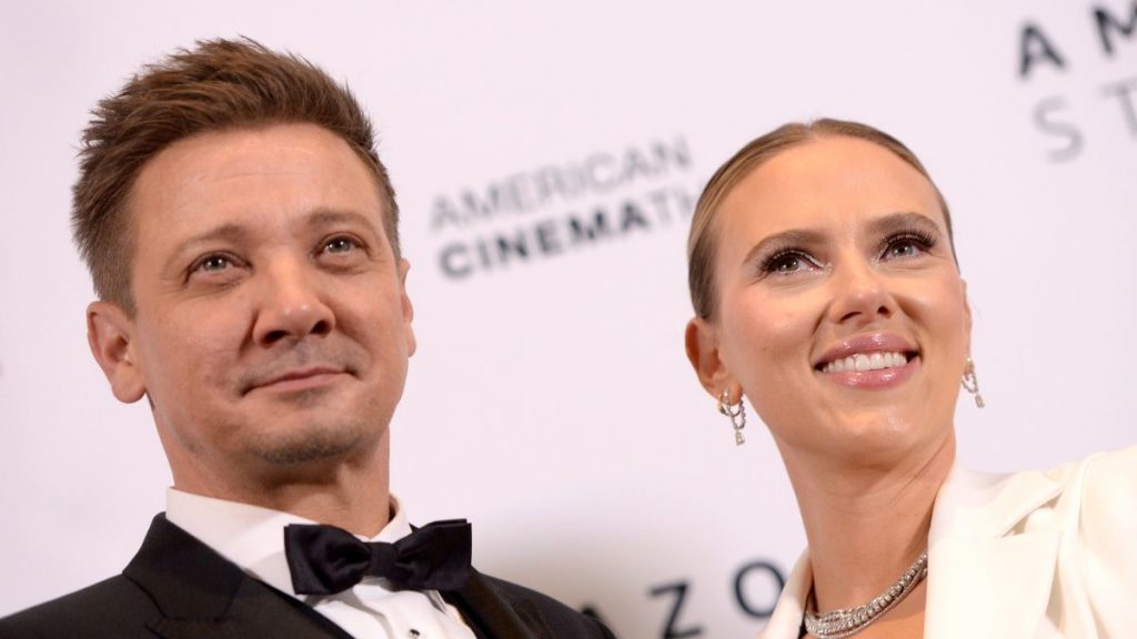 Scarlett Johansson Jeremy Renner