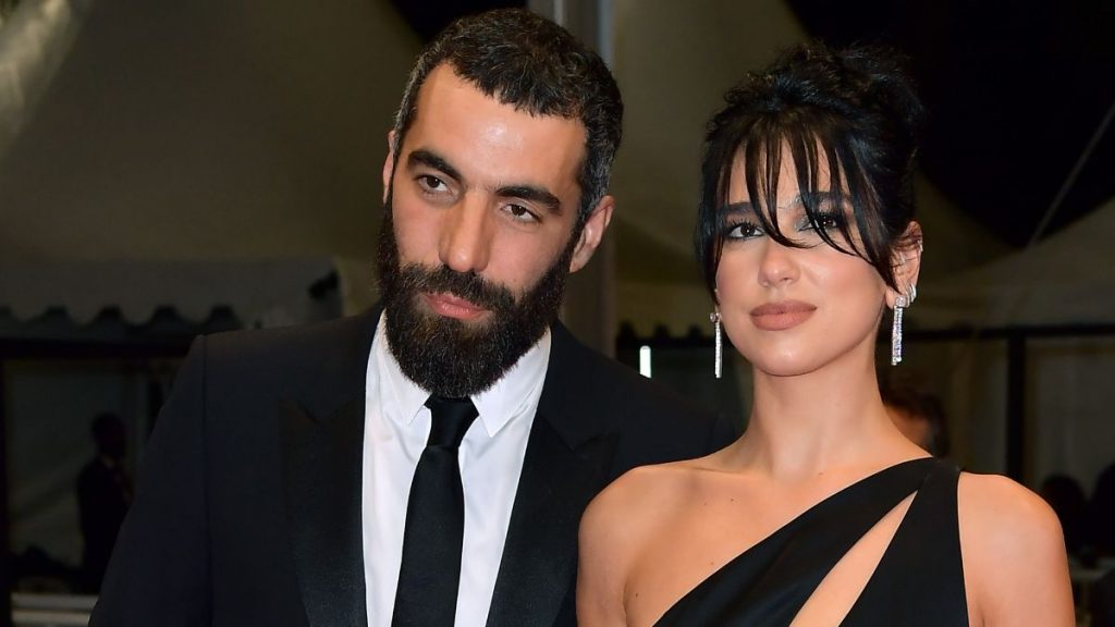 Dua Lipa y su novio Romain gavras web