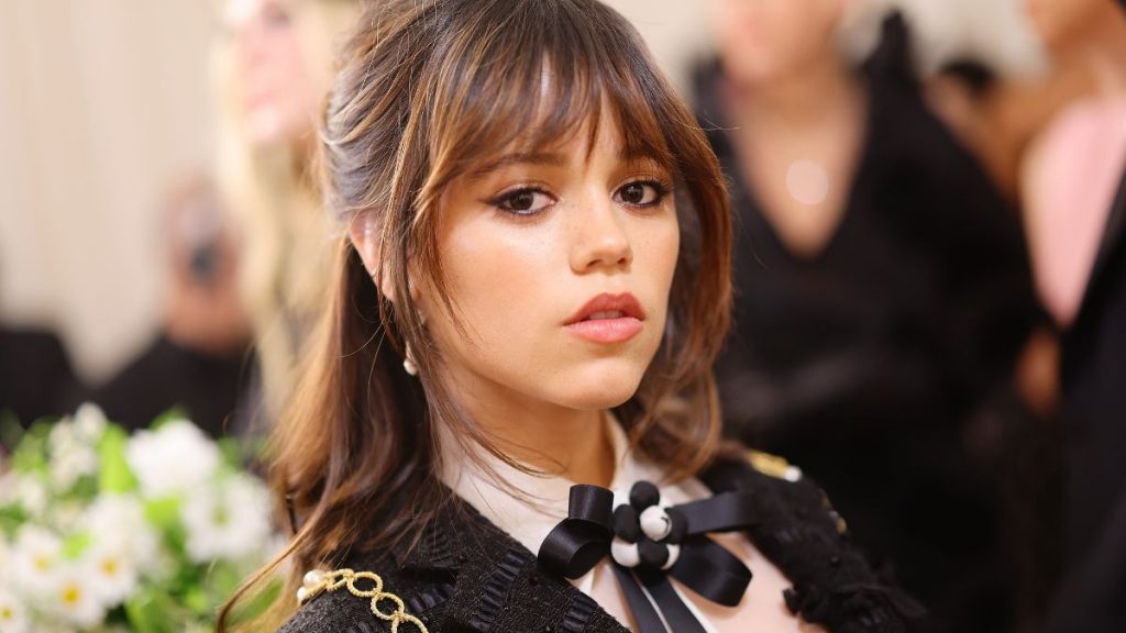 Jenna Ortega fumando