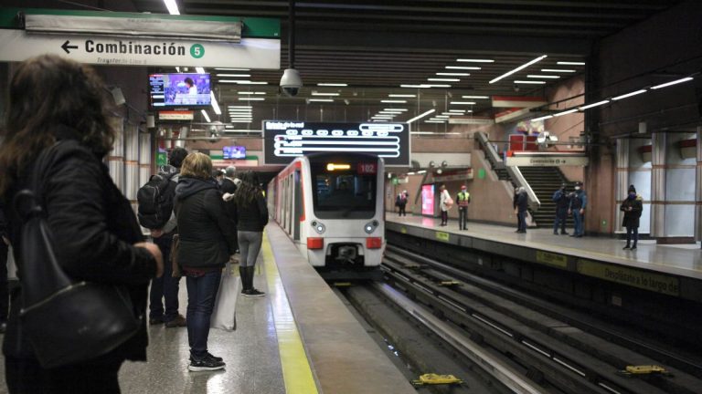 Metro de Santiago lína 1 baquedano A_UNO_1208825 web