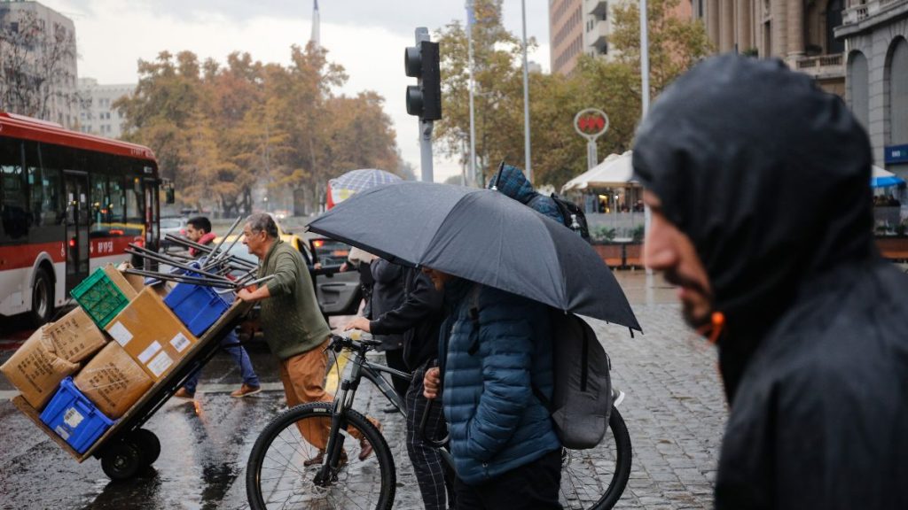 Metro lluvia en santiago A_UNO_1465215 web