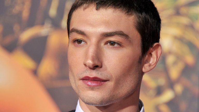 Ezra Miller alfombra roja