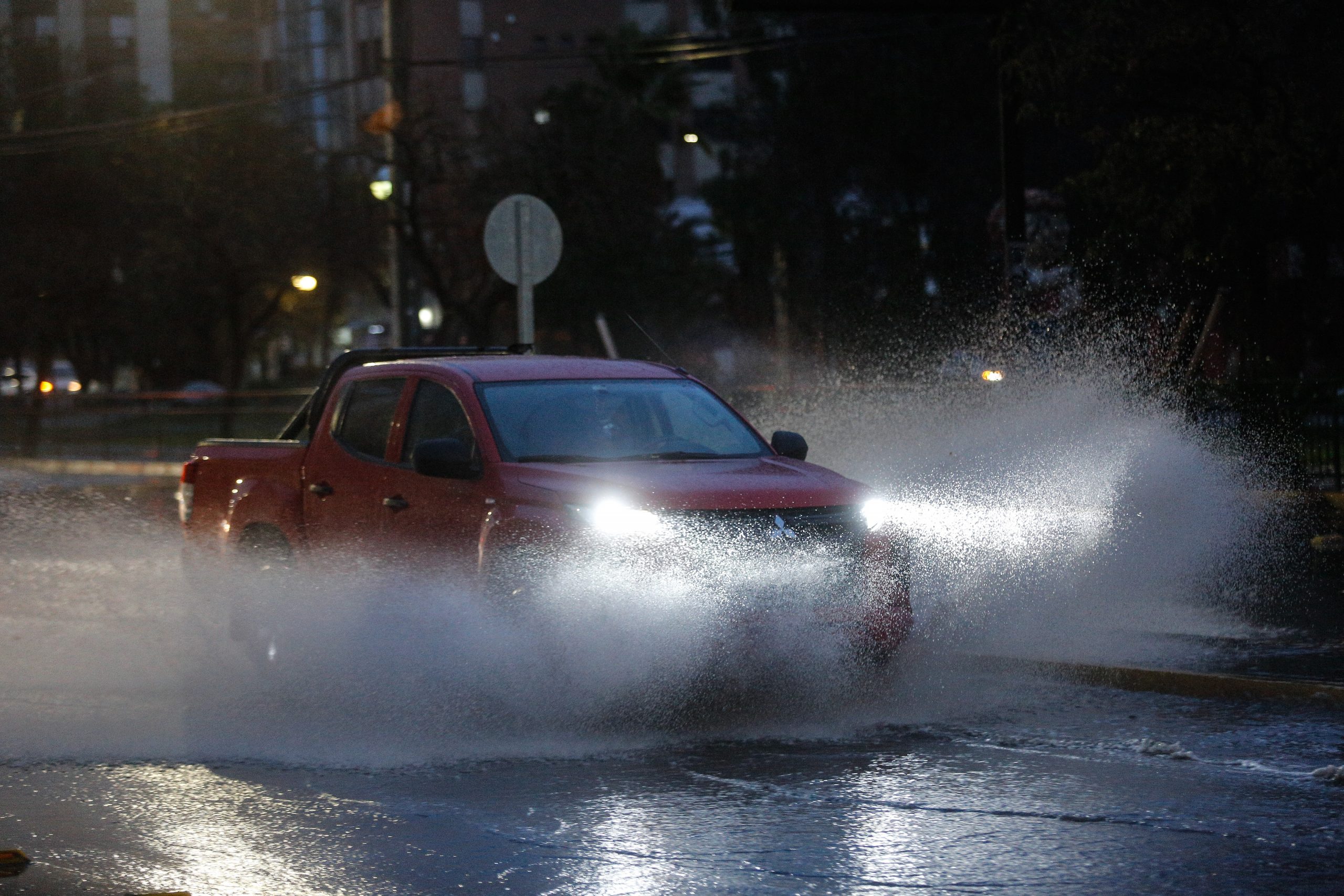 Intensas lluvias en Santiago. FOTO: DIEGO MARTIN / AGENCIAUNO