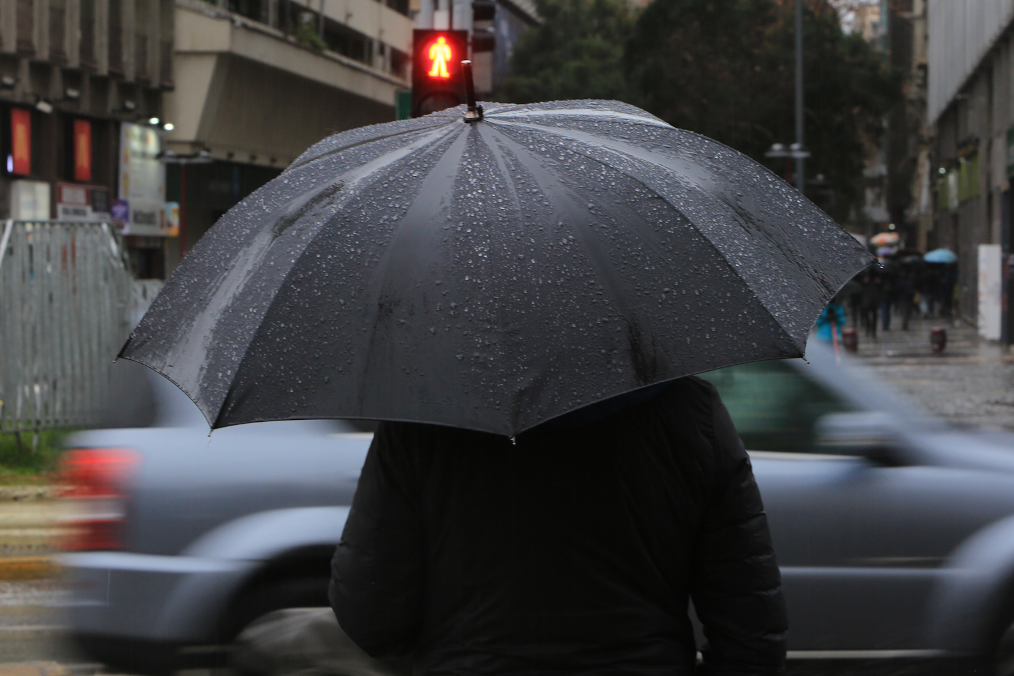 Lluvia y viento en Santiago FOTO: LUKAS SOLIS/AGENCIAUNO