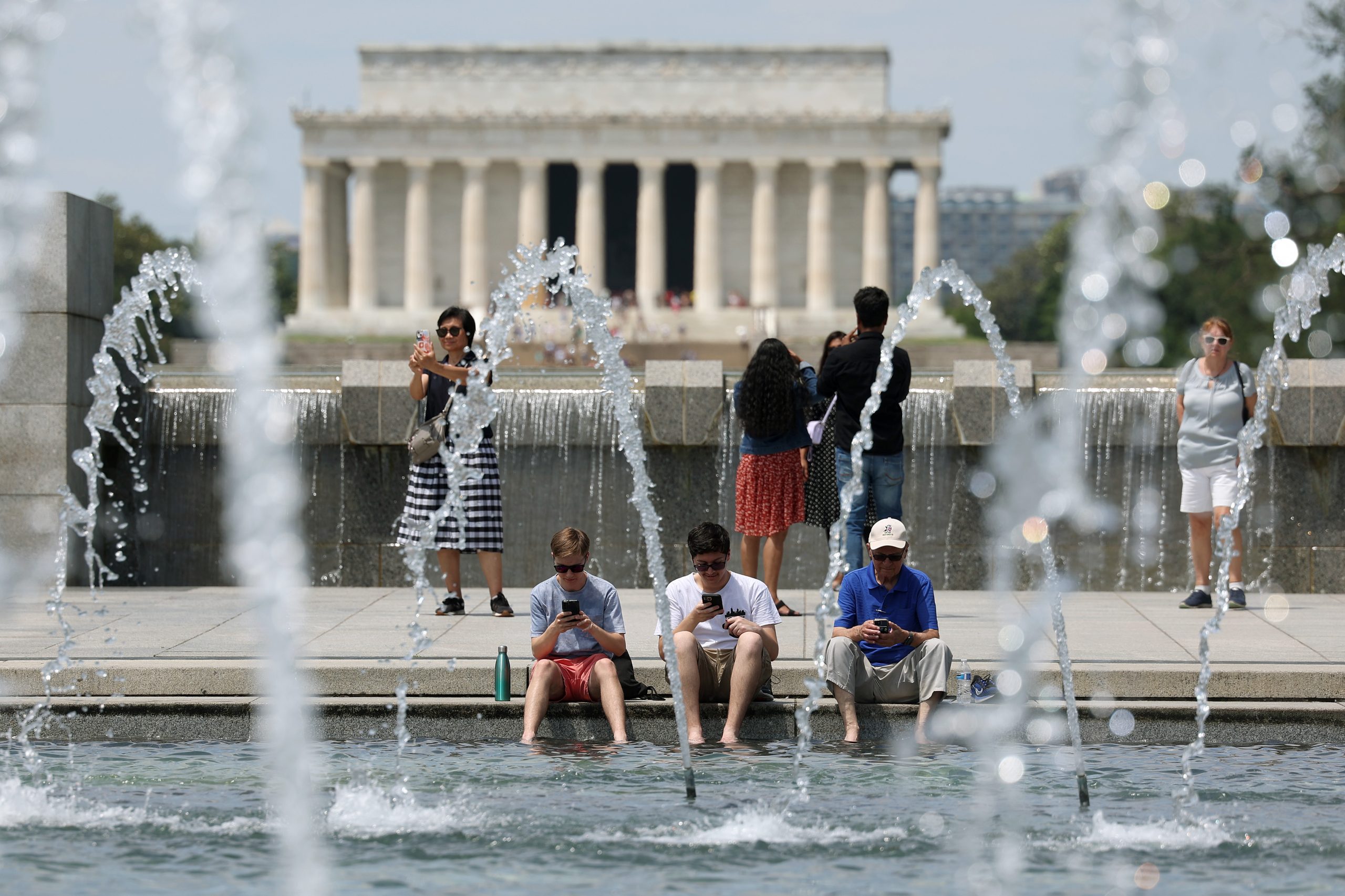 Visitantes y turistas en Washington, DC refrescándose debido a las temperaturas extremas. Foto de Getty Images