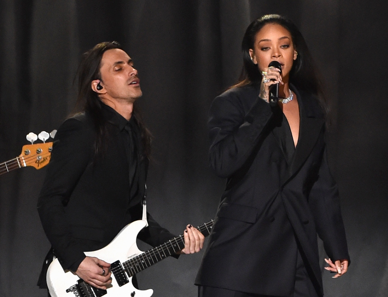 Nuno Bettencourt y Rihanna actúan en el escenario durante los Premios Grammy 2015. Foto de Getty Images