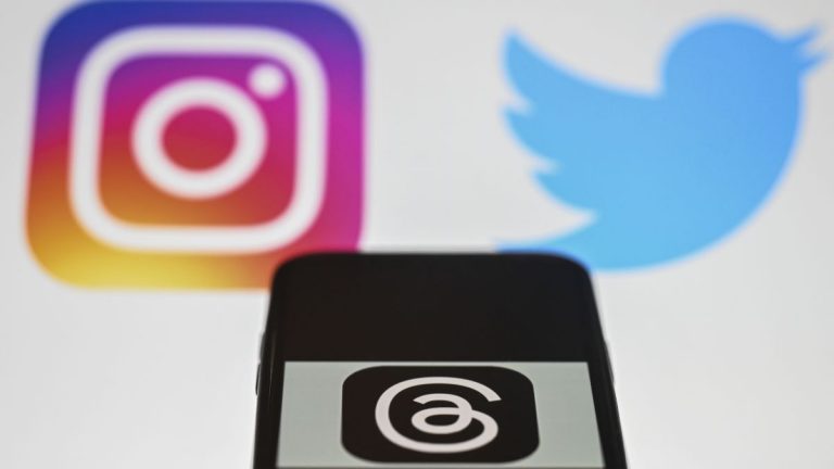Threads Instagram Twitter aplicación GettyImages-1494405625.
