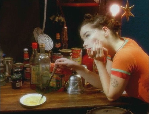 Björk en el video de Venus as a Boy