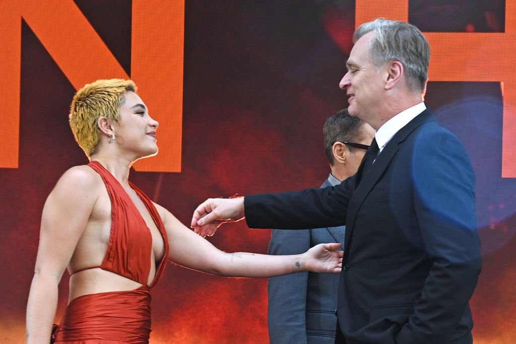 Florence Pugh y Christopher Nolan en Oppenheimer 