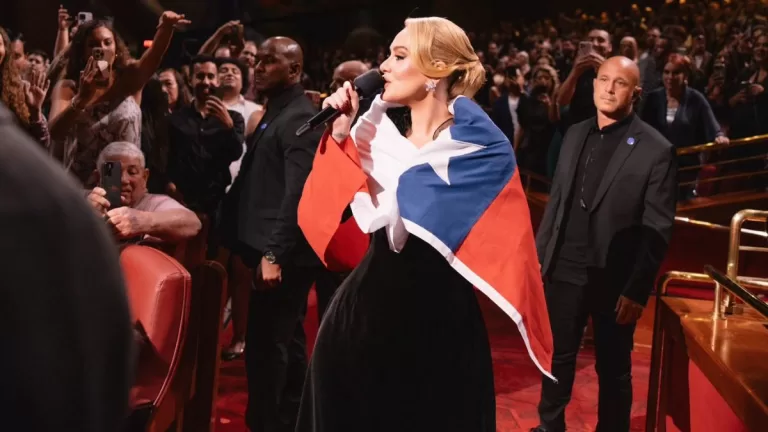 Adele en bandera Chilena