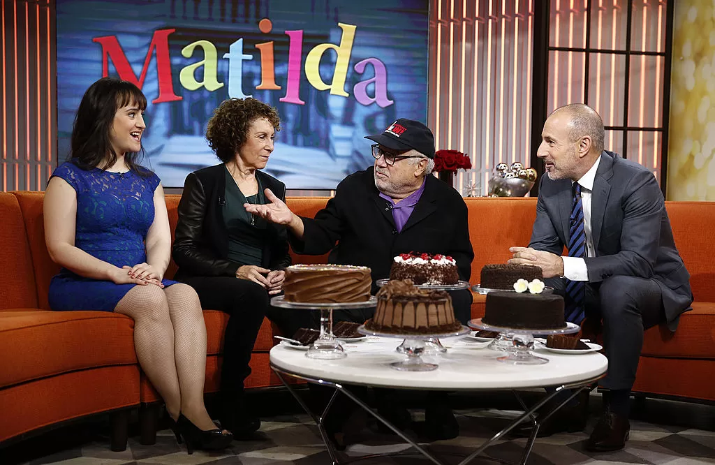 Mara Wilson, Rhea Perlman y Danny Devito en 2013. Foto: Getty Images.
