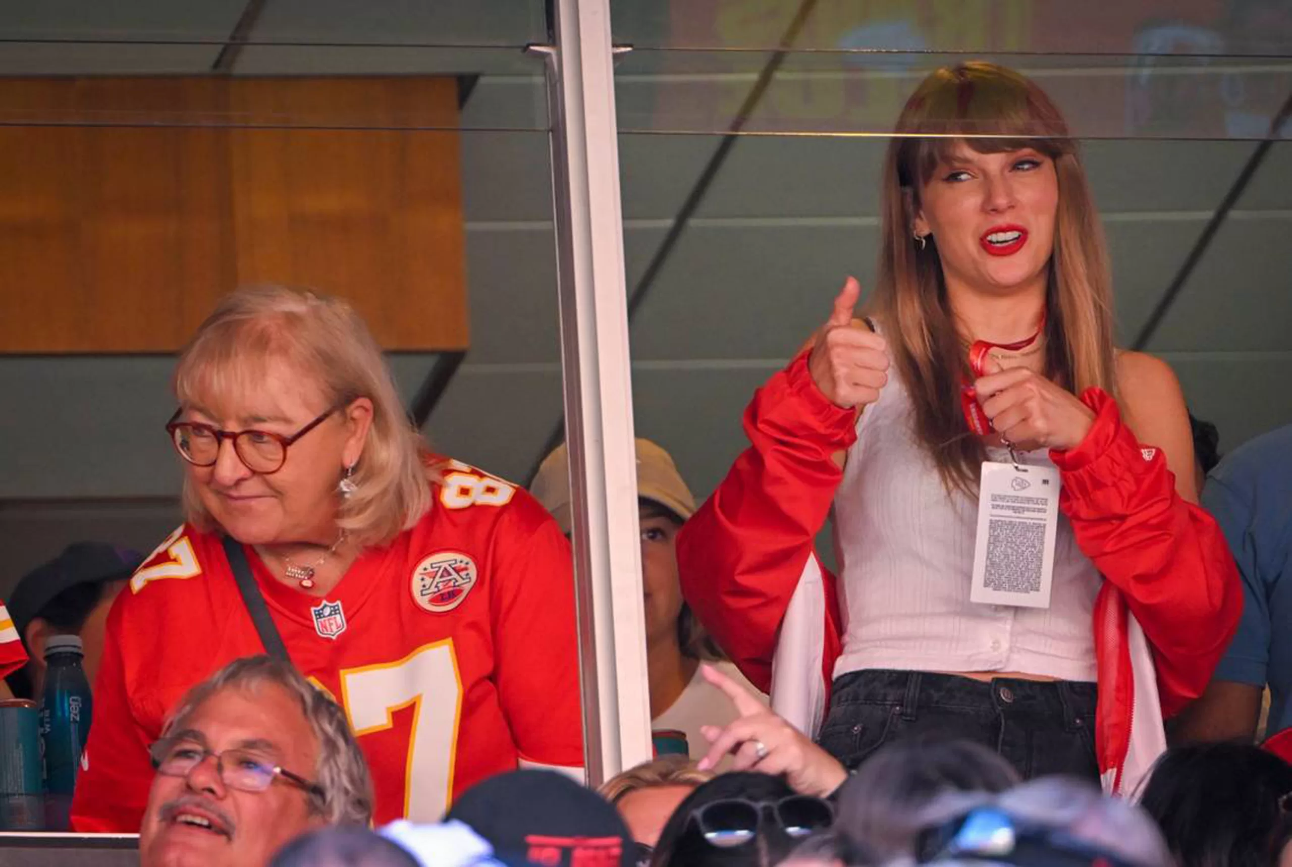  Taylor Swift y la mamá de Travis Kelce en el estadio. Foto:  GettyImages.