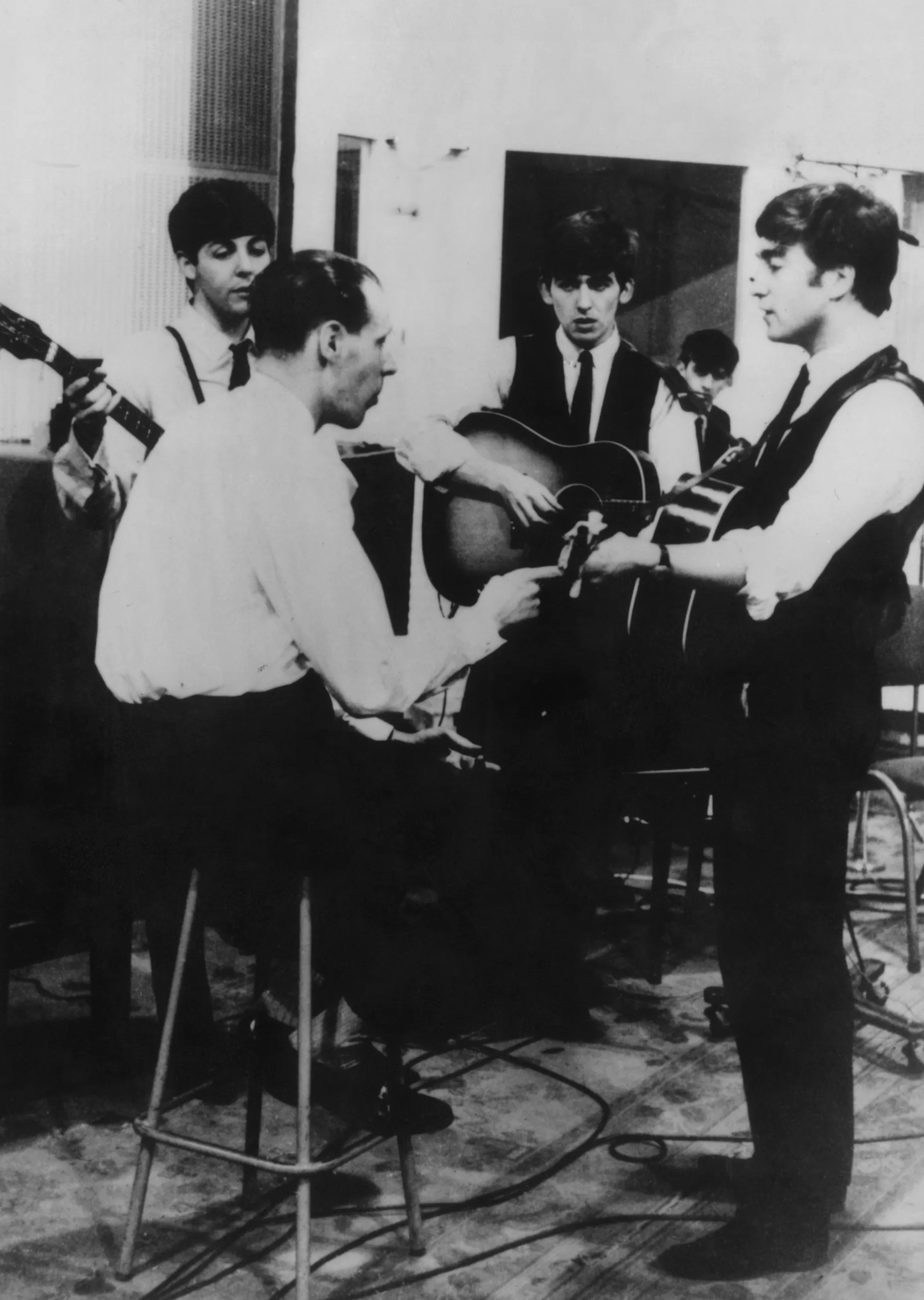 Los Beatles y George Martin grabando en el estudio. Foto: Getty Images.