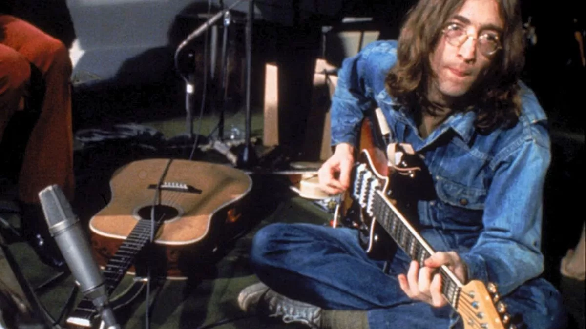 John Lennon tocando el bajo