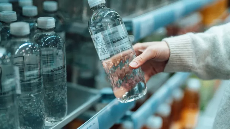 El sinsentido del agua de mar embotellada: peligrosa para beber y