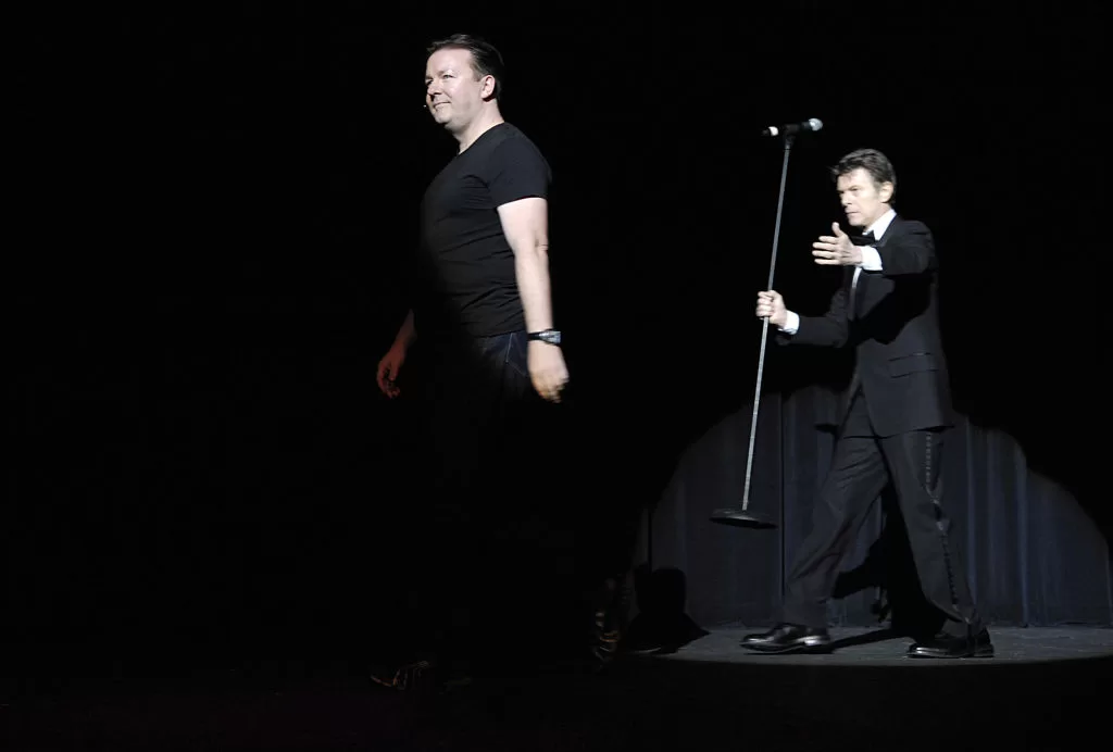 David Bowie presentando a Ricky Gervais. Foto: Getty Images,