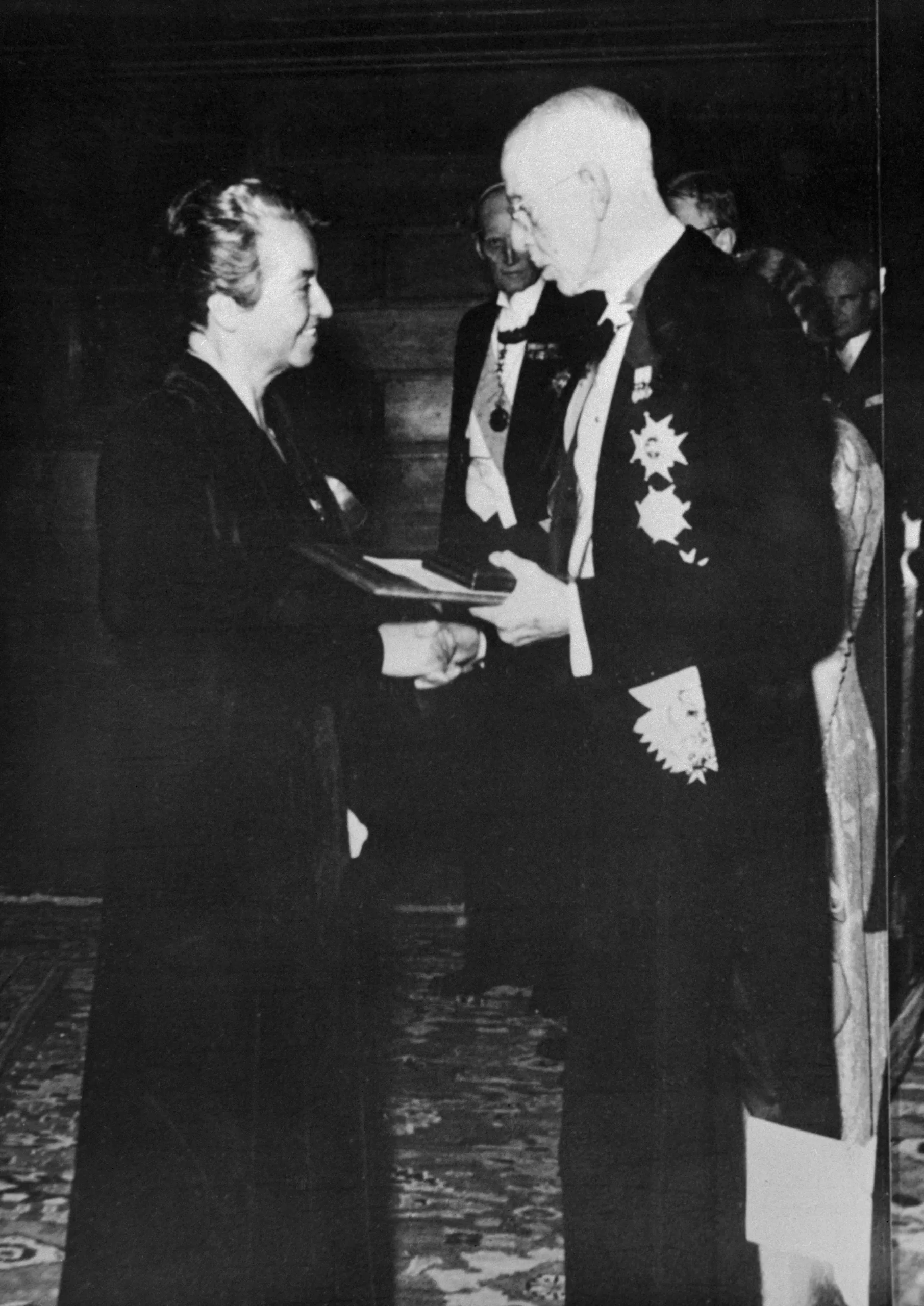 Gabriela Mistral recibiendo el Premio Nobel de Literatura. Foto: Getty Images.
