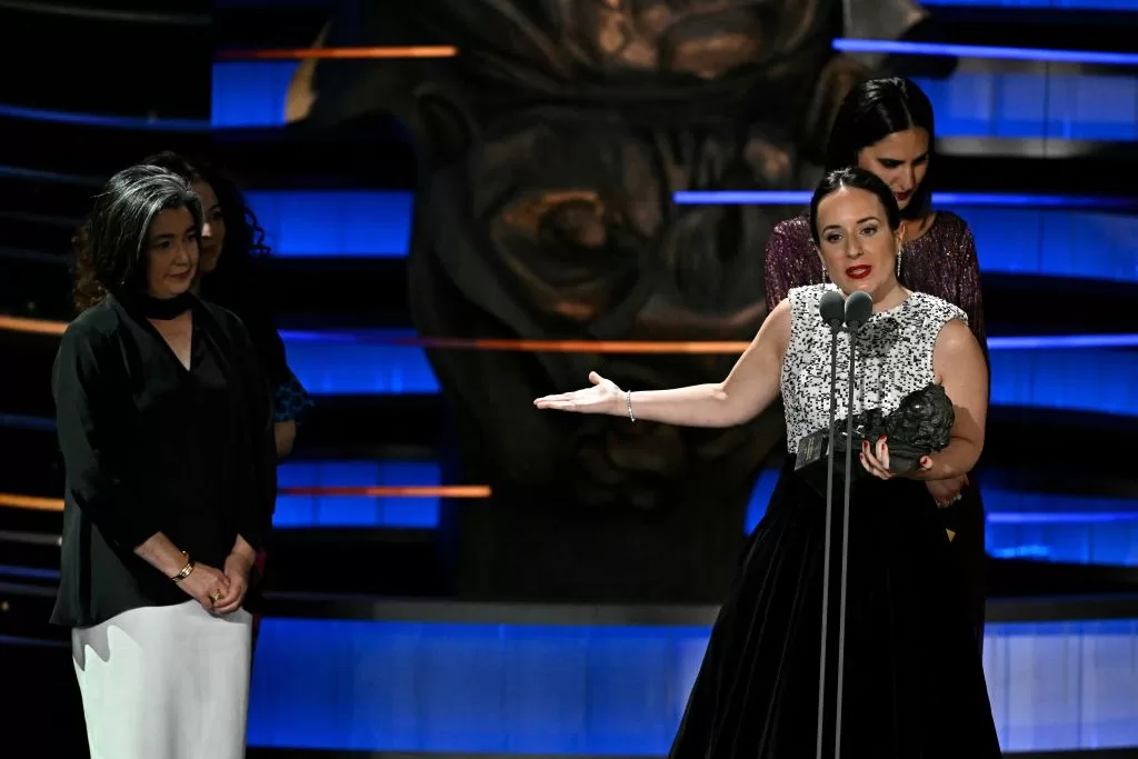 Maite Alberdi y Paulina Urrutia en los Premios Goya 2024. Foto: Getty Images.