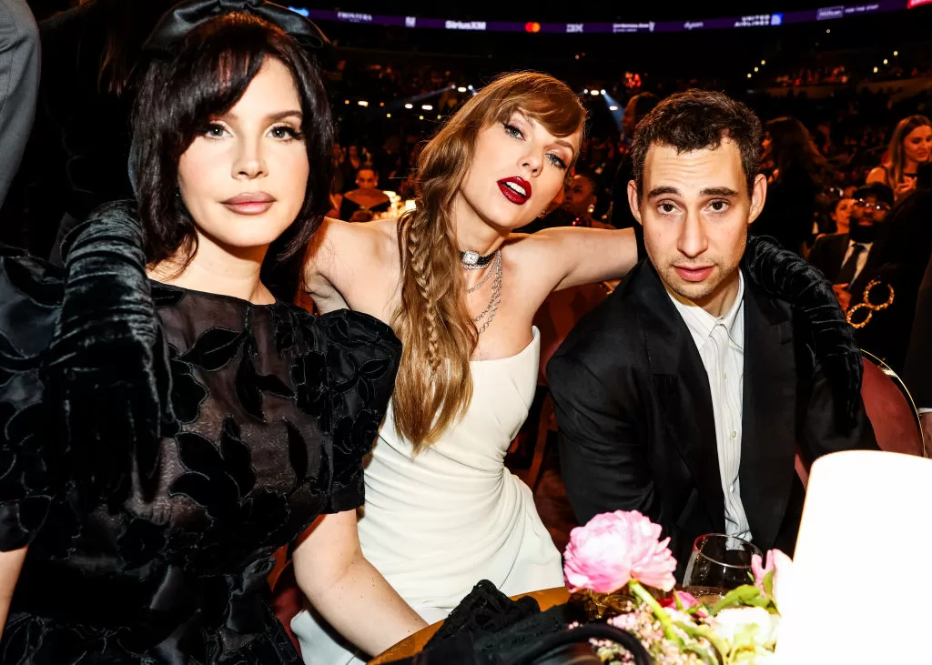 Lana Del Rey, Taylor Swift y Jack Antonoff en los Grammys 2024. Foto: Getty Images.