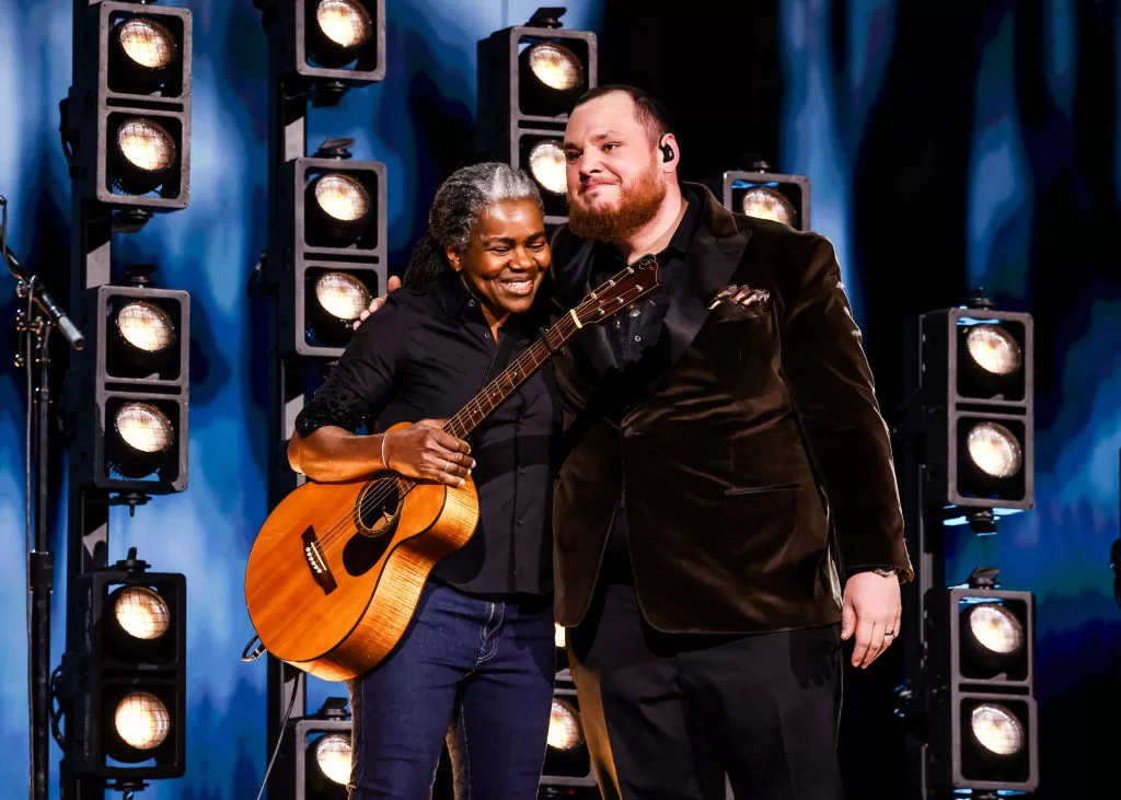 Tracy Chapman y Luke Combs. Foto; Getty Images