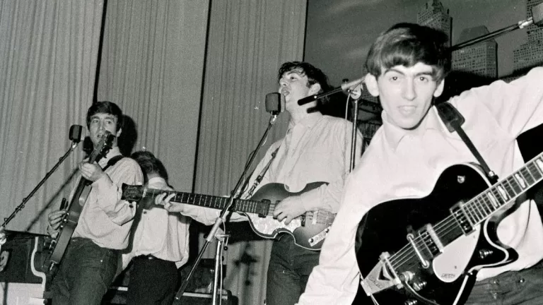 John Lennon y George Harrison The Beatles GettyImages-86203484 web