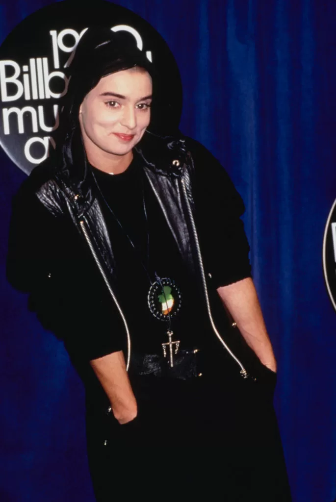 SInéad O'Connor en los Billboard Music Awards 1990. Foto; Getty Images.