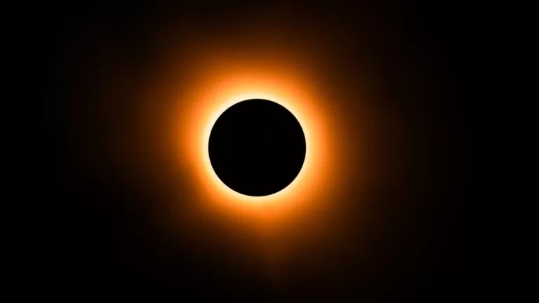 Eclipse solar GettyImages-2115579219 web