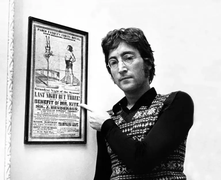 John Lennon y el poster de Mr Kite