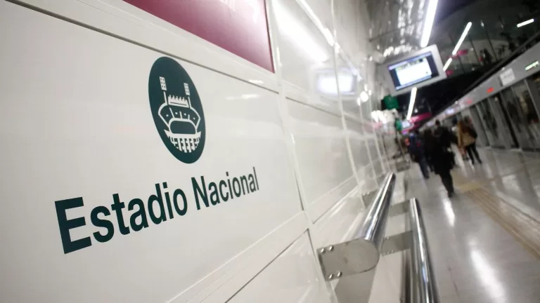 Metro de Santiago Estadio Nacional A_UNO_860074