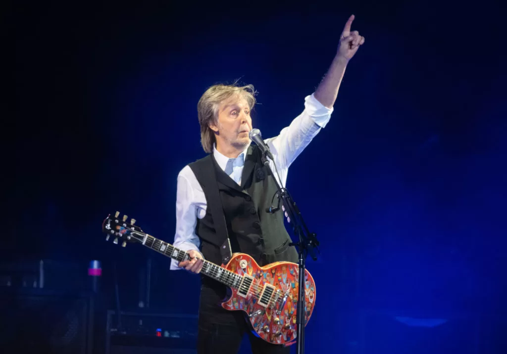 Paul McCartney tocando guitarra en 2022. Foto: getty Images.