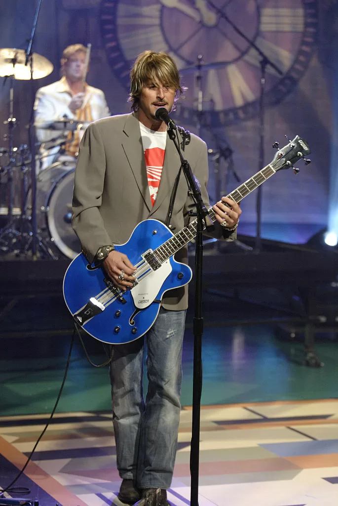 Charlie Colin tocando con Train en 2003. Foto: Getty Images.