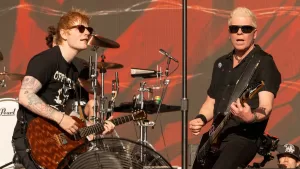 Inesperada colaboración: Ed Sheeran aparece en el escenario con The Offspring