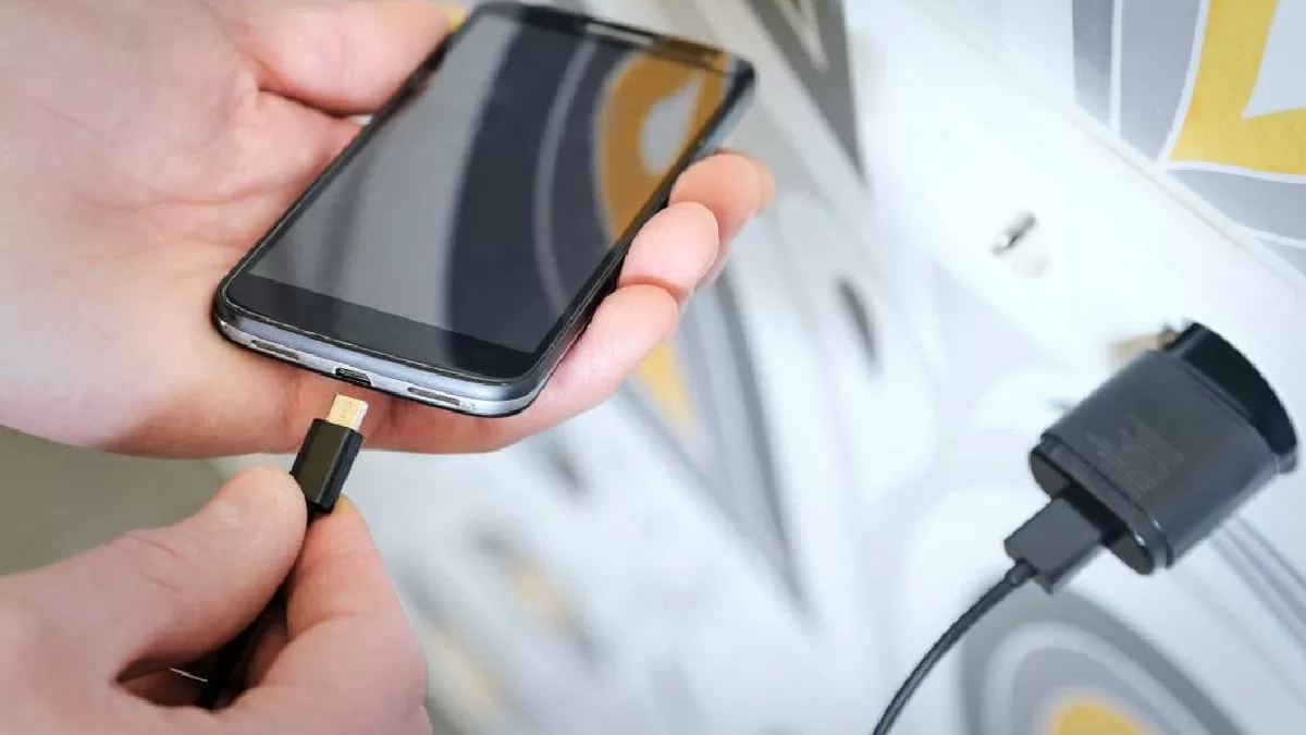 Puede provocar incendios Sernac alerta por cargador de celulares