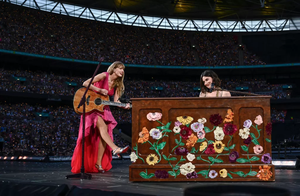 Gracie Abrams y Taylor Swift en el escenario. Foto: GettyImages.