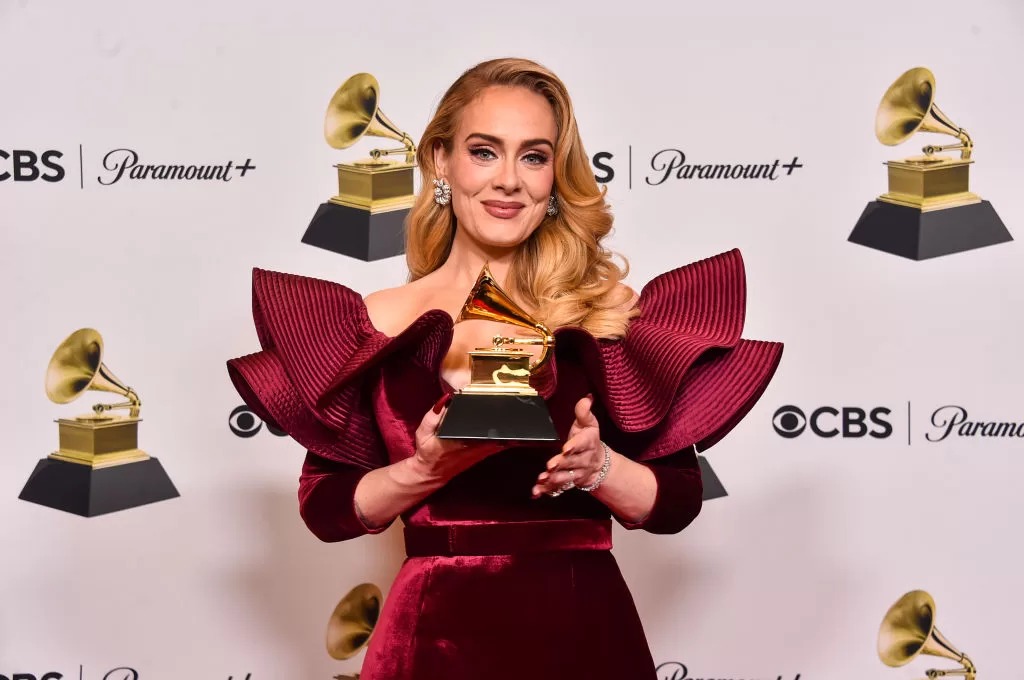 Adele en los Grammy junto a su estatuilla. Foto: GettyImages. 