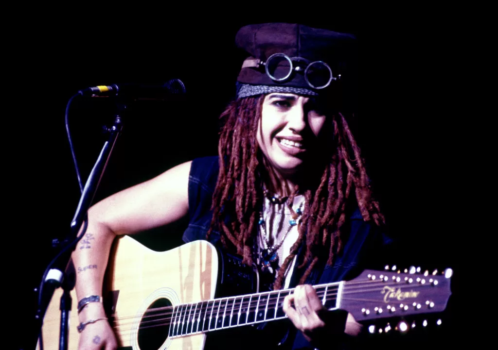 Linda Perry actuando en vivo con 4 Non Blondes, 1990 | Getty Images