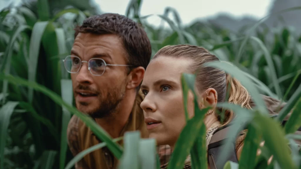 Scarlett Johansson y Jonathan Bailey en el nuevo trailer de Jurassic World Rebirth