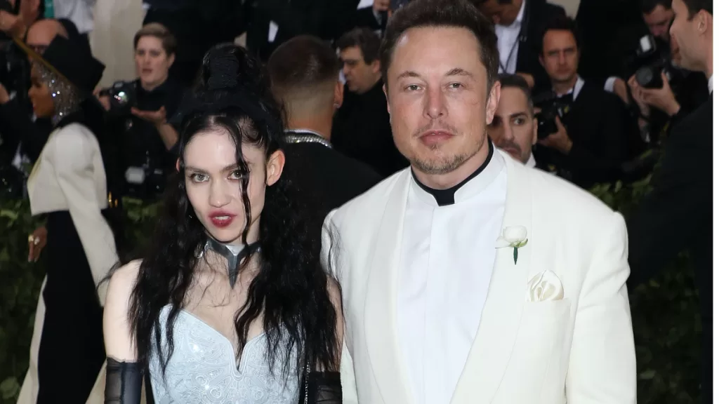 Grimes y Elon Musk en la Met Gala. Ambos visten de blanco. Getty Images