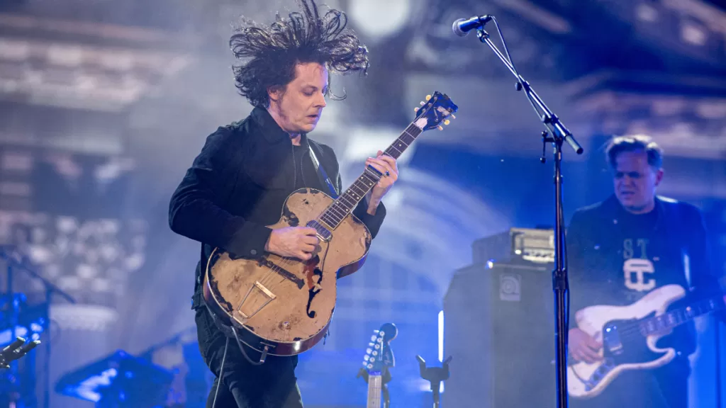 Jack White en vivo fondo azul